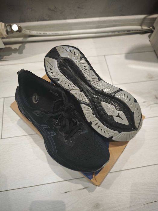 ASICS Novablast 4 – маратонки, 41.5 номер, черни, отлично състояние