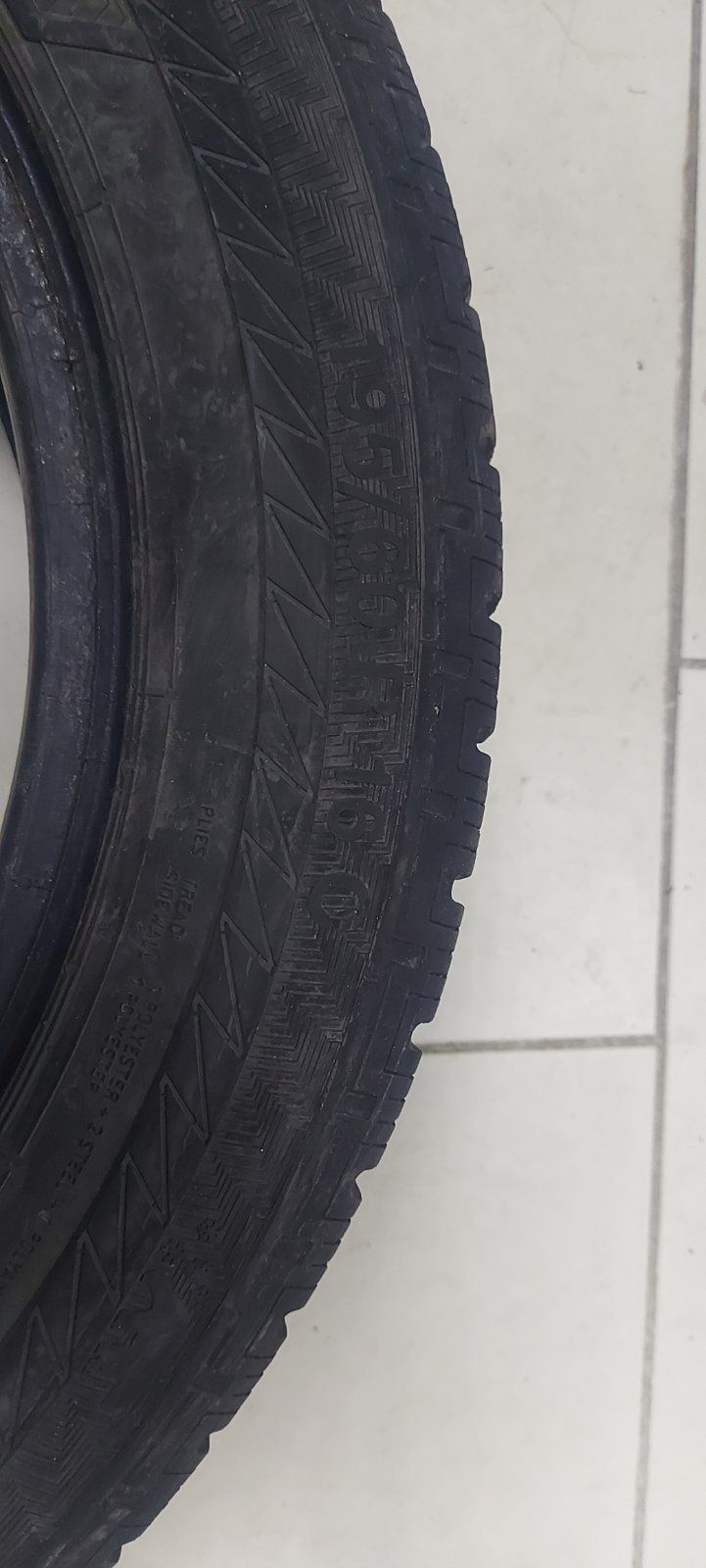 Усилени бусови гуми в много добро състояние.