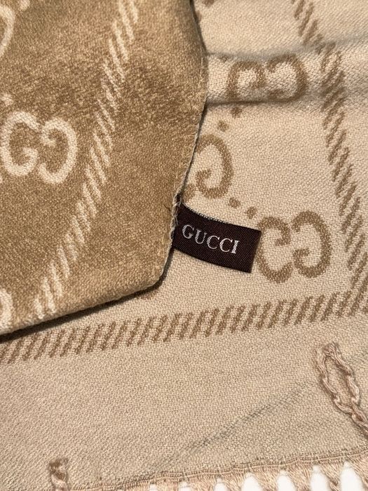 Esarfa Gucci cu doua fete