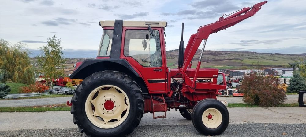 Tractor Internațional 745 XL cu încărcător