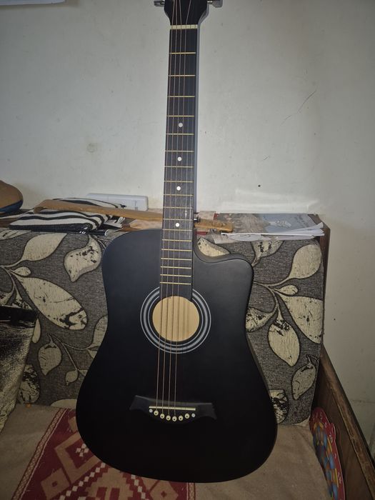 Акустична китара със 6 струни във Отлично Състояние