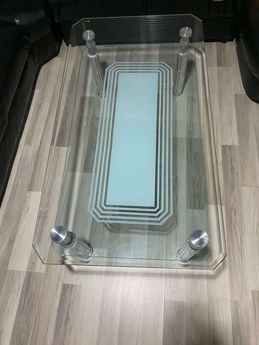 Стъклена маса за хол