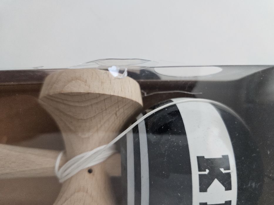 Kendama Krom Strogo, nou - cutia crapata, jucaria intacta