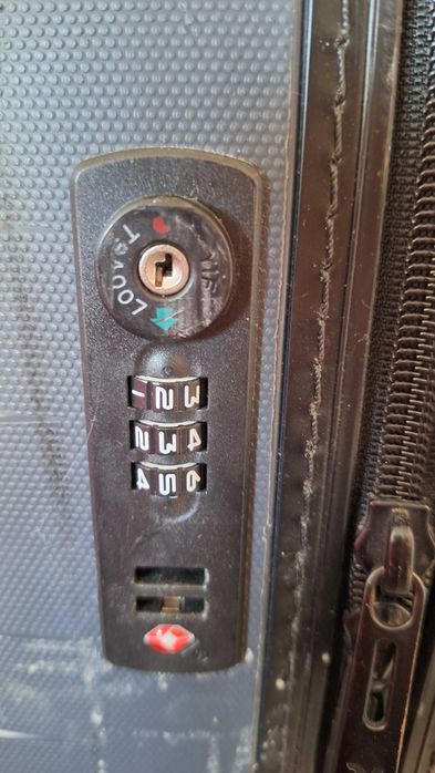 Куфар в добро състояние с размери-70 см дължина,50 см ширина