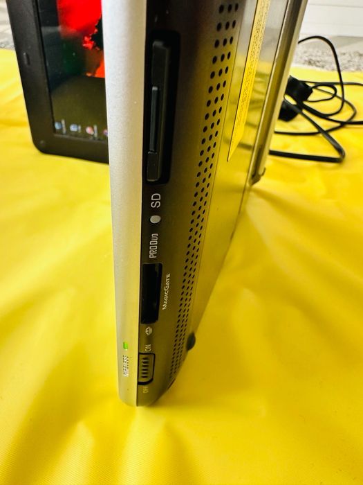 Sony Vaio ultra book с документи и чантичка през рамо