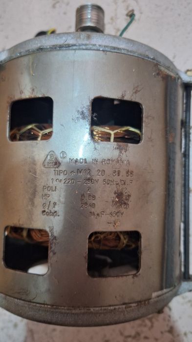 Vând un motor electric la 100 de dolari bucata.