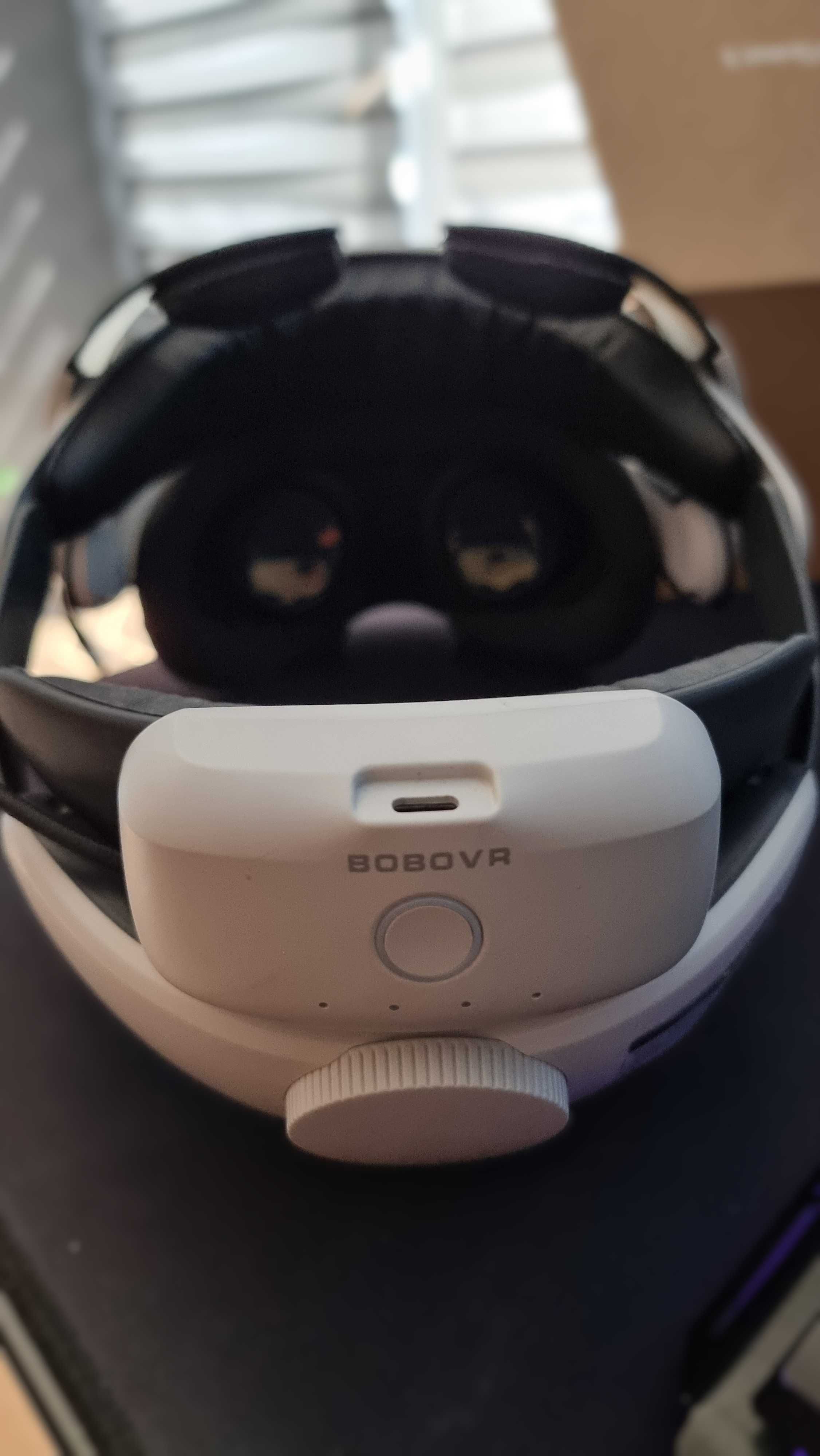 Meta Quest 3 + твърда козирка с допълнителна батерия BoboVR