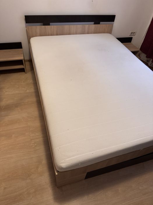 Pat matrimonial cu saltea și două noptiere, practic și bine întreținut