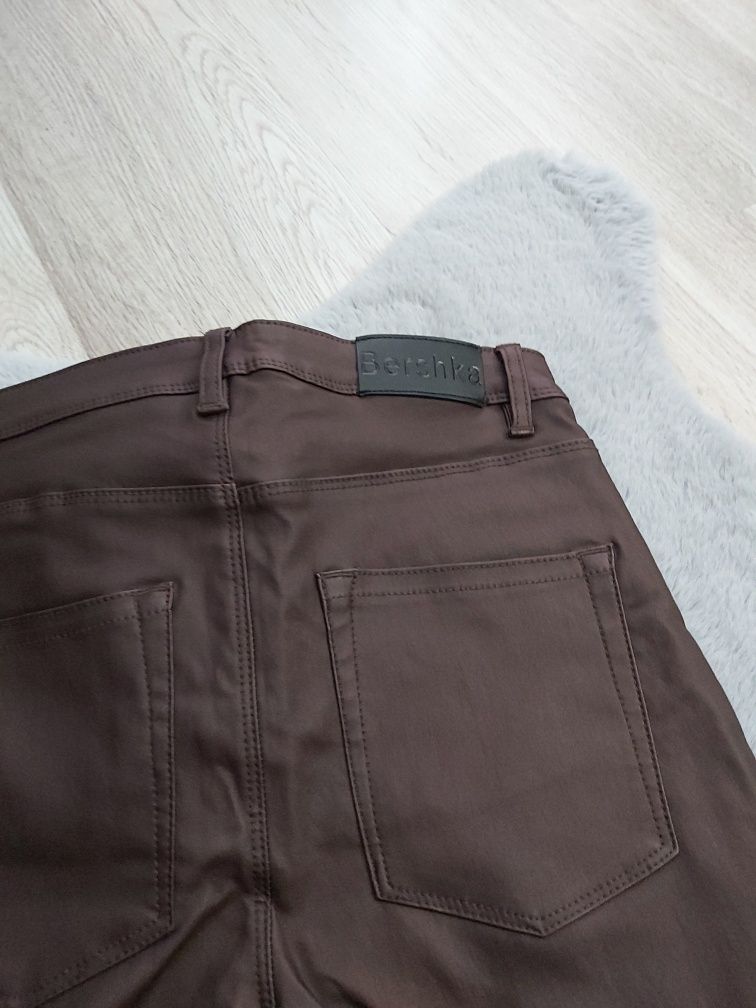 Pantaloni  Bershka  noi