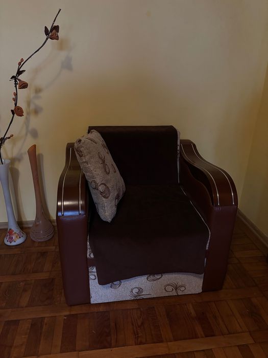 Vând o canapea din piele și două fotolii