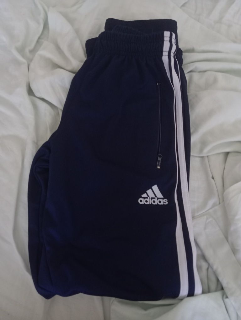Продавам анцук Adidas размер S от мъжките размери