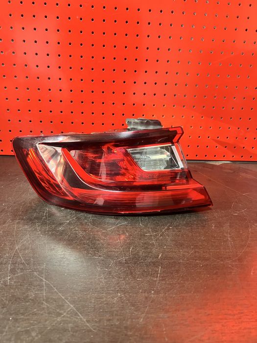 Stop stanga pe aripa bec si led Renault Megane 4 hatchback cu DEFECT
