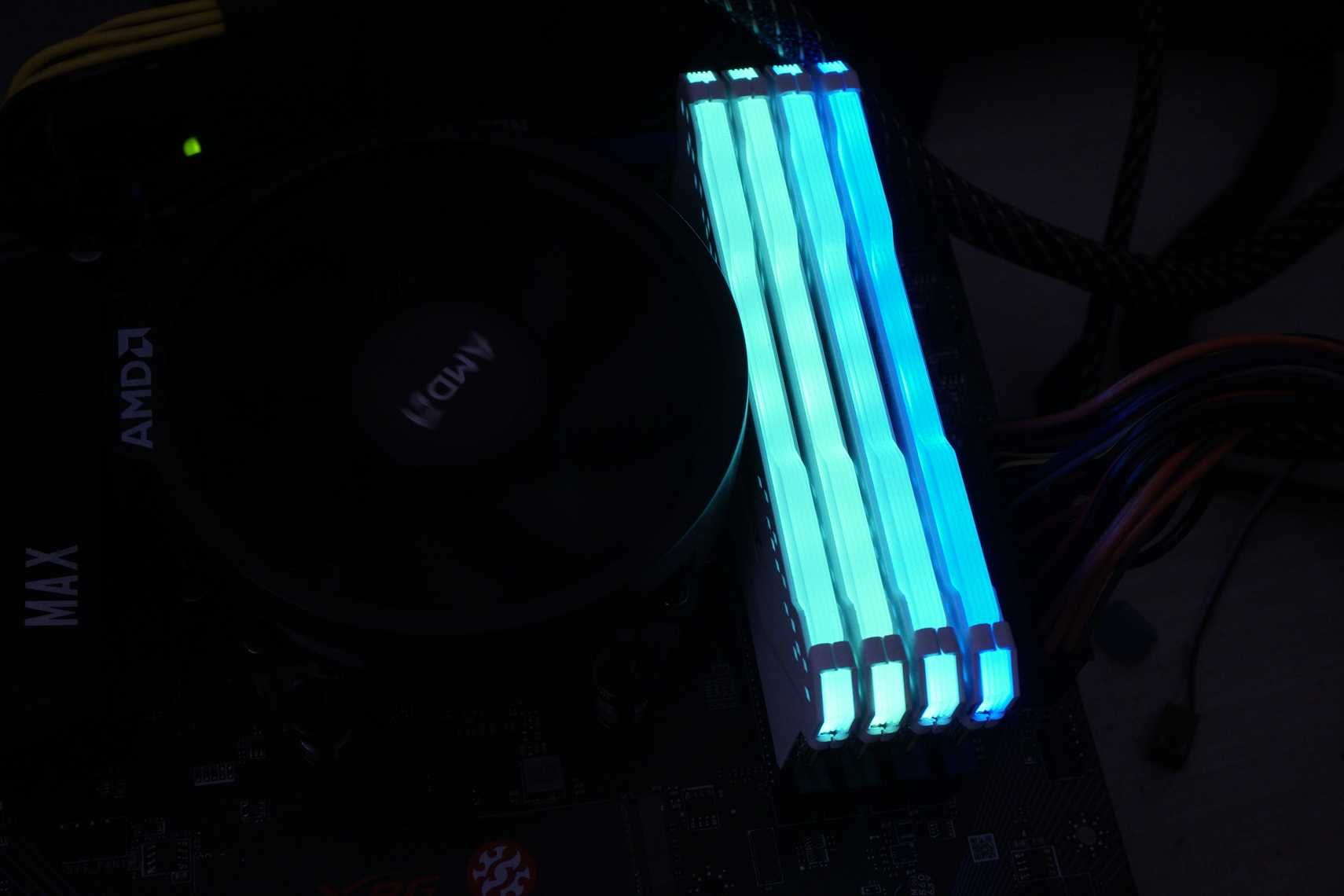 32GB(4x8) Corsair VENGEANCE RGB PRO (WHITE) DDR4 3600 cl18