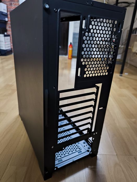 Carcasa PC cu laterala de sticla