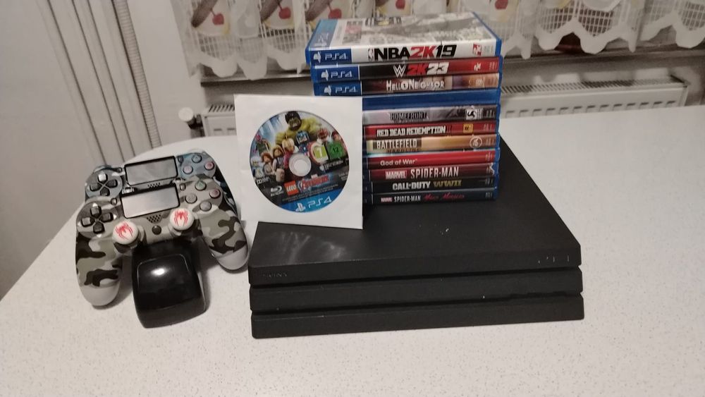 Vând PS 4 PRO 1T , 2 manete+ 12 jocuri