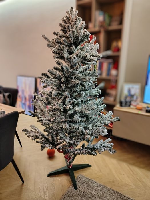 Коледна елха с бял прах