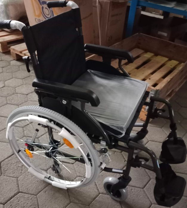 Кресло-коляска для людей с ограниченными возможностями.