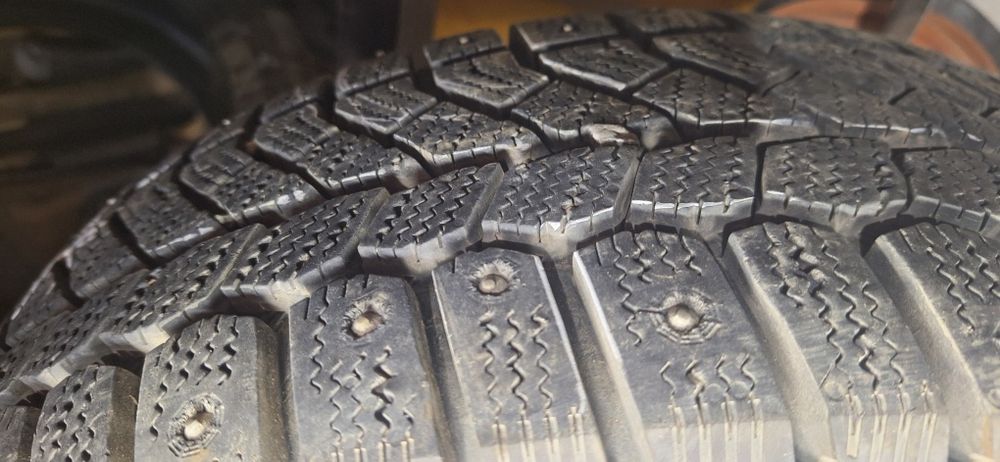 Продам шины как новые ( шипы ) Viatti Brina 215/55 R17