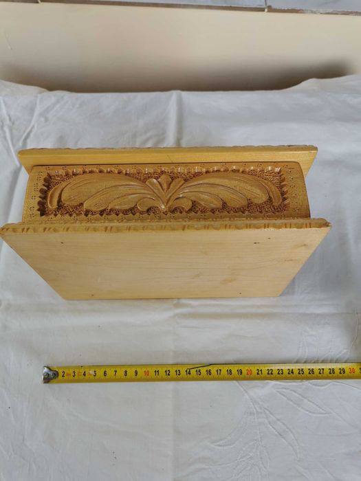 Caseta bijuterii din lemn sculptata manual, anii 80