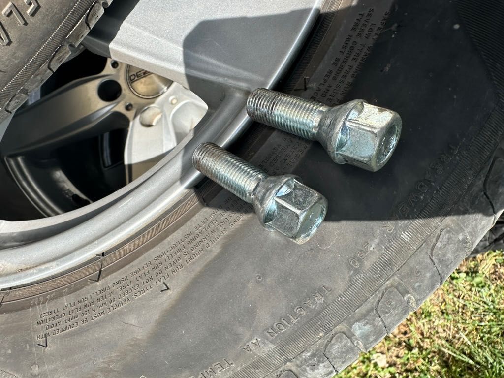 Vând  JANTE ALUMINIU + CAUCIUCURI runflat pirelli 225/60 R17