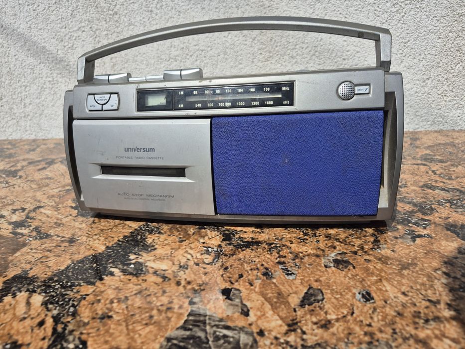Radio Casetofon mono marca Universum model CRT- 1000