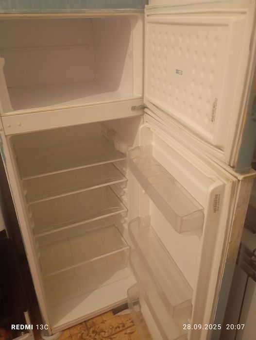 Продаётся холодильник В отличном состоянии...Продаю с переездом..