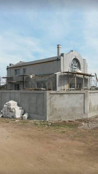 Firma Constructii case rosu la cheie