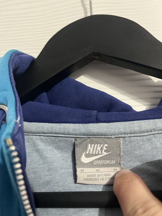 Hanorac nike , marime M , este puratat de cateva ori