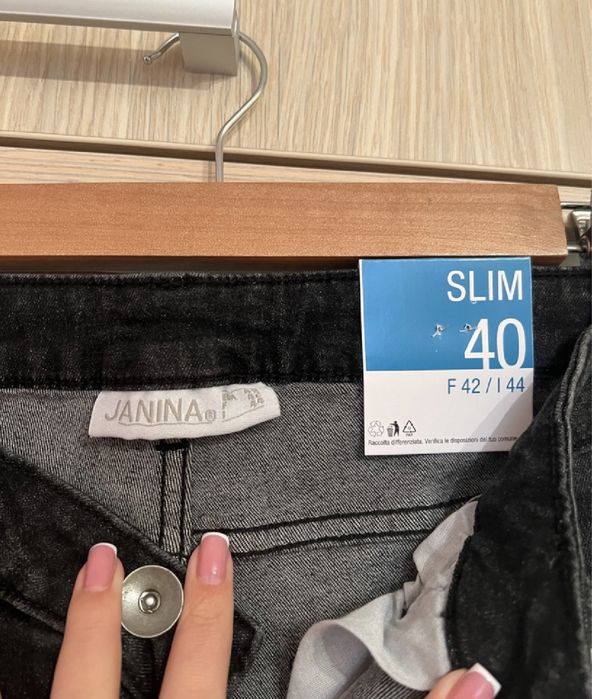 Blugi noi nepurtati din Kik cu eticheta