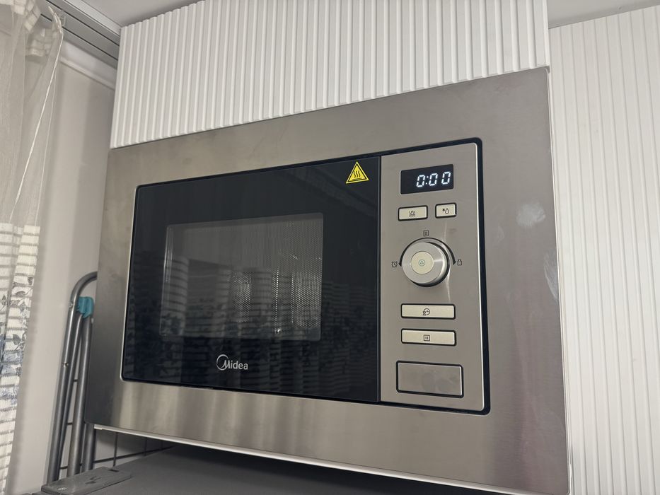 Продам встраиваемую микроволновую печь Midea