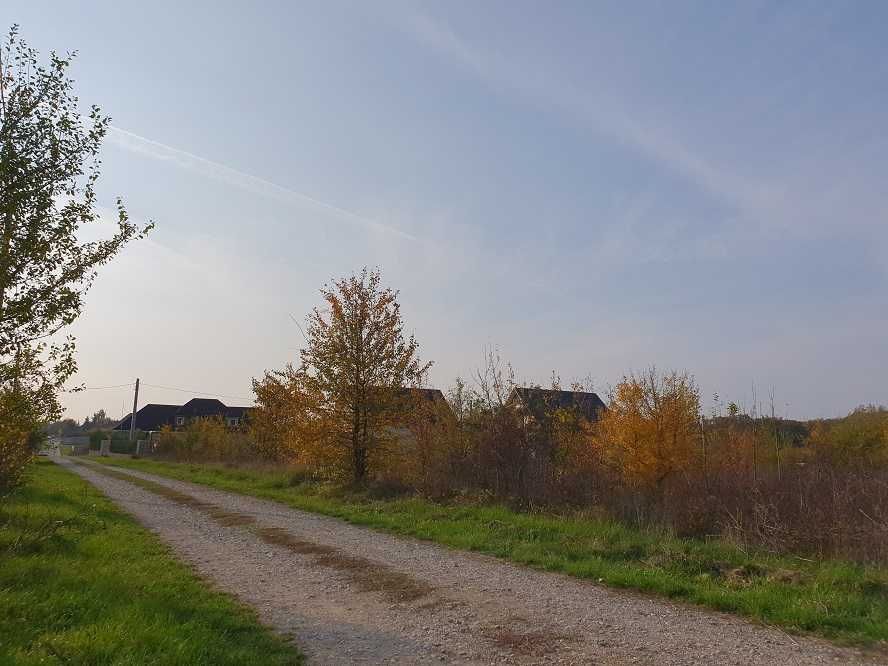 Vand teren langa padure,drum amenajat,case noi construite,640mp,26000E