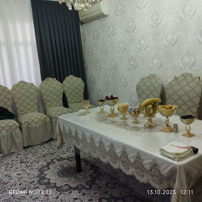 Стол мебельный и восемь стульев с чехлами.