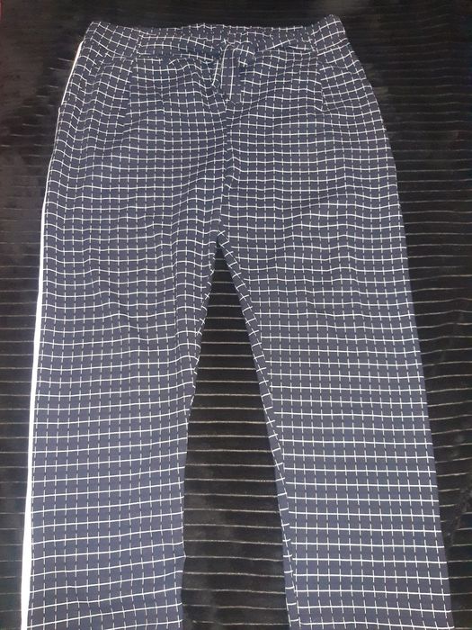 Vand pantaloni mărimi mari