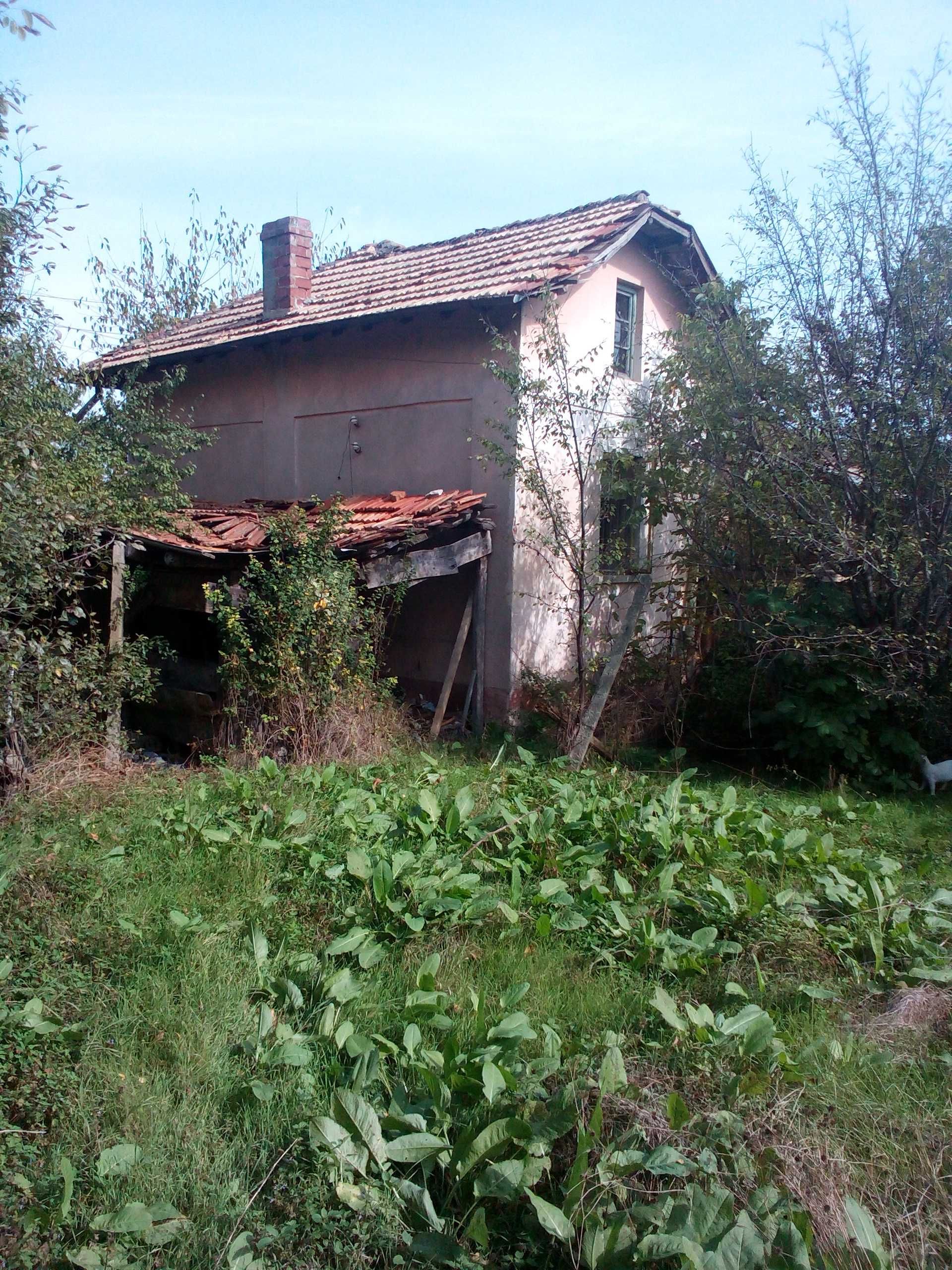 Продавам къща с дворно място в с. Садовец, обл. Плевен