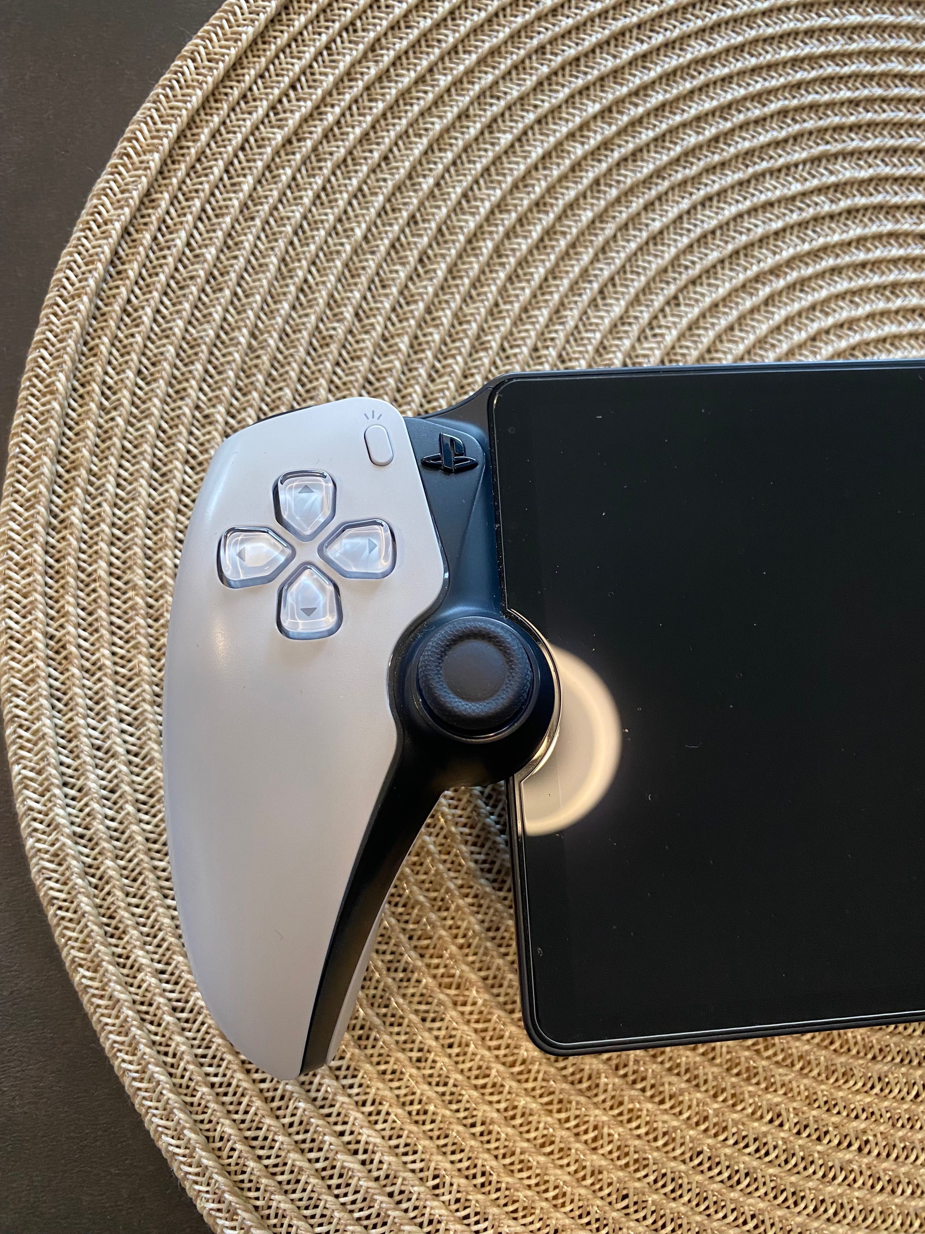 PlayStation portal с гъбички, кейс и кабел за зареждане.