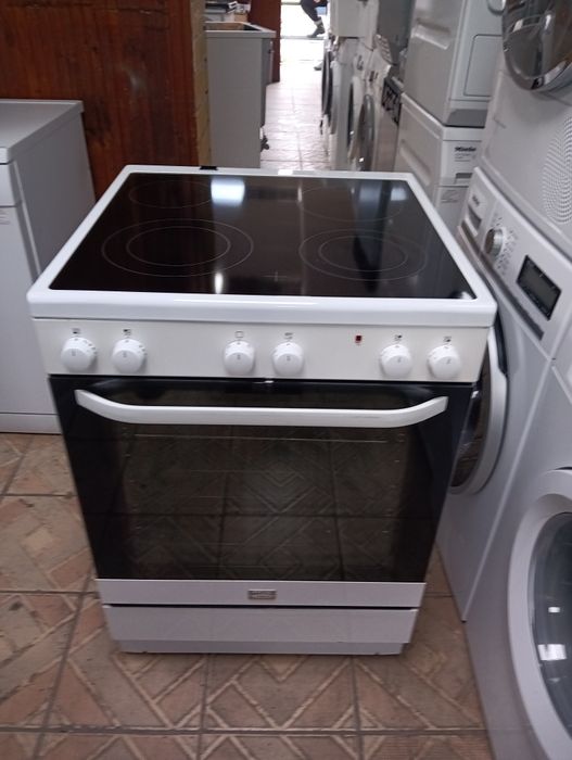 Свободно стояща печка с керамичен VOSS Electrolux с 2 години Гаранция!