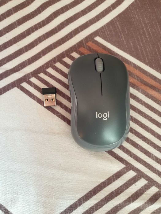 Продам оригинальную беспроводную мышь Logitech M185