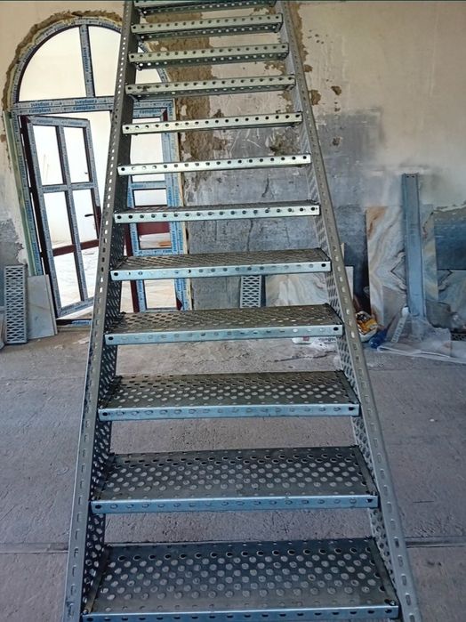 Vând scarii metalice zincate exterioare și pentru incendii , platforme