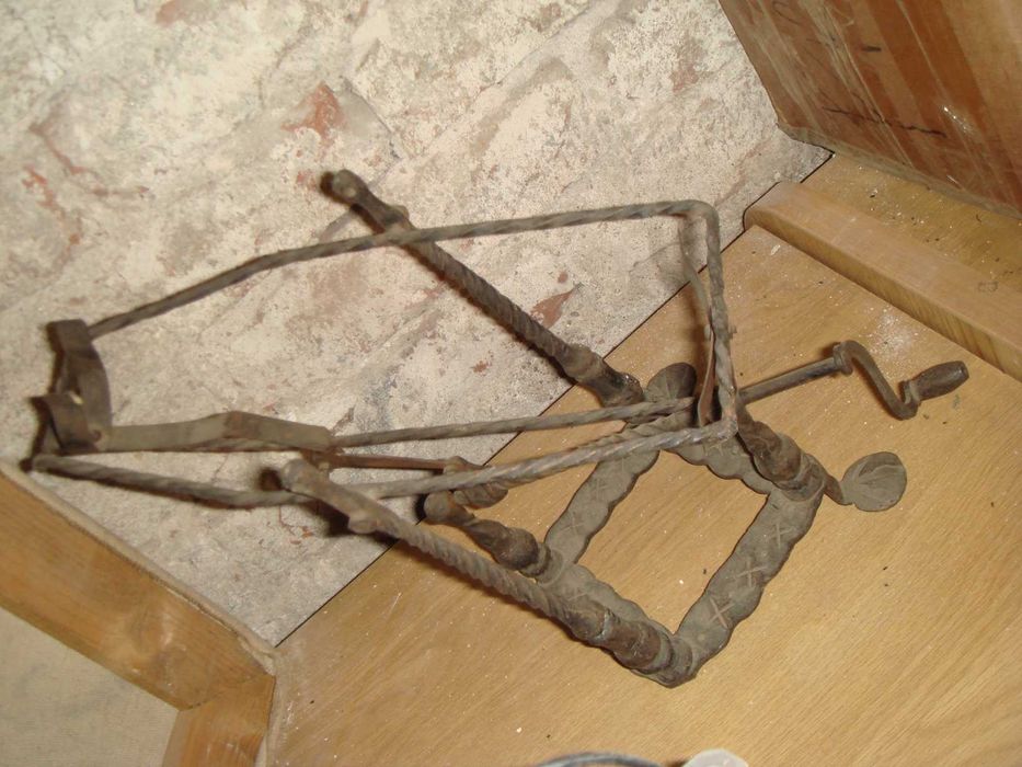 Suport Sticla de Vin VINTAGE Fier Forjat cu manivela Model vechi Decor