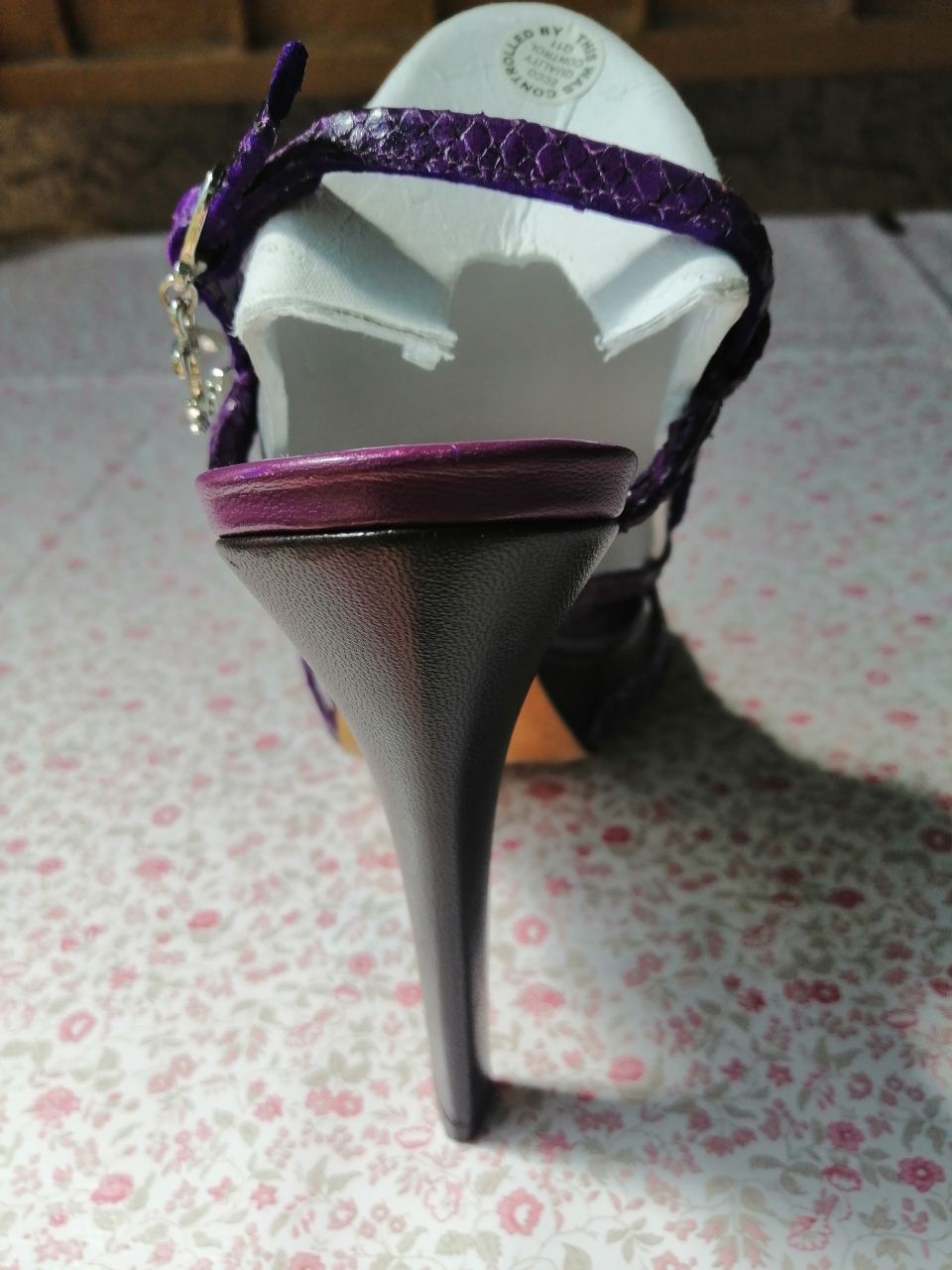 Sandalele Roberto Cavalli noi