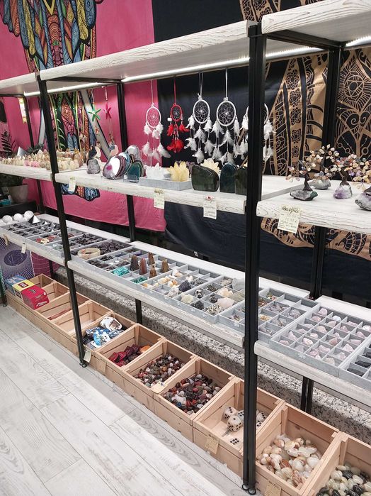 Оборудване за магазин - стелажи, витрина