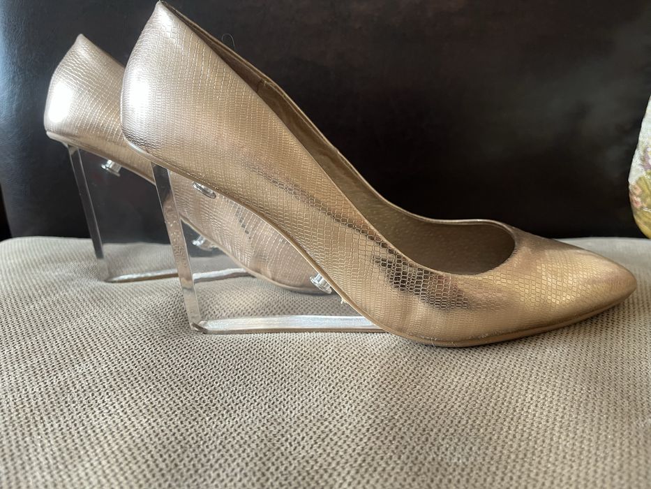 Туфли золотистого цвета