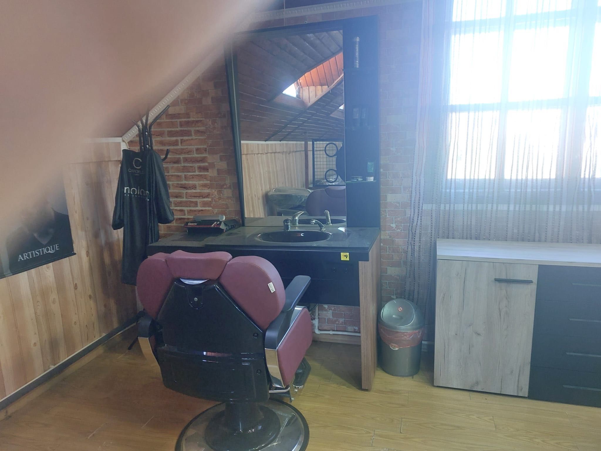 Mobilier si aparatura complet barber shop