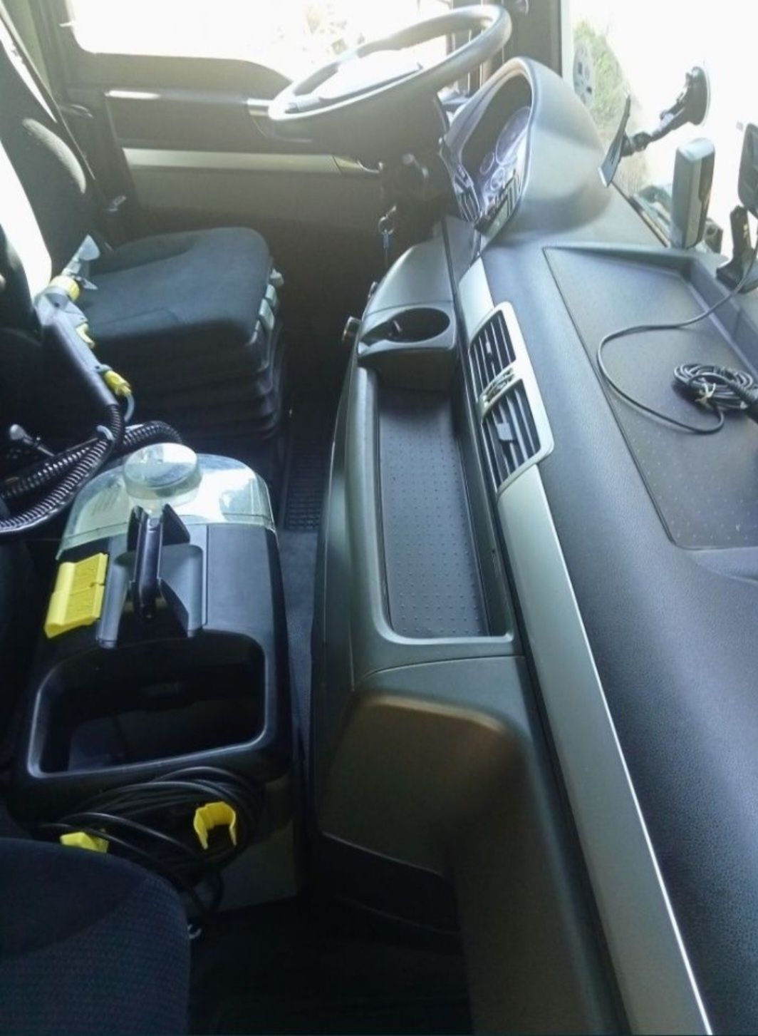 Detailing car fati masina sa luceasca polish faruri caroserie