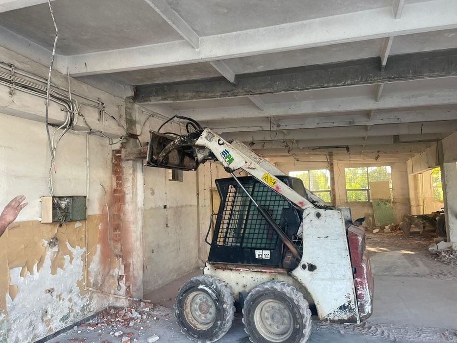 Bobcat cu picon burghiu gauri taiere beton asfalt subtraversari