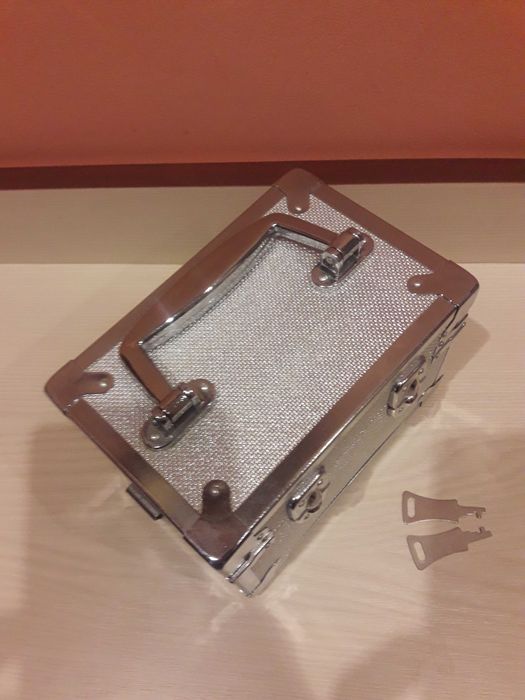 Caseta bijuterii cu maner si doua chei