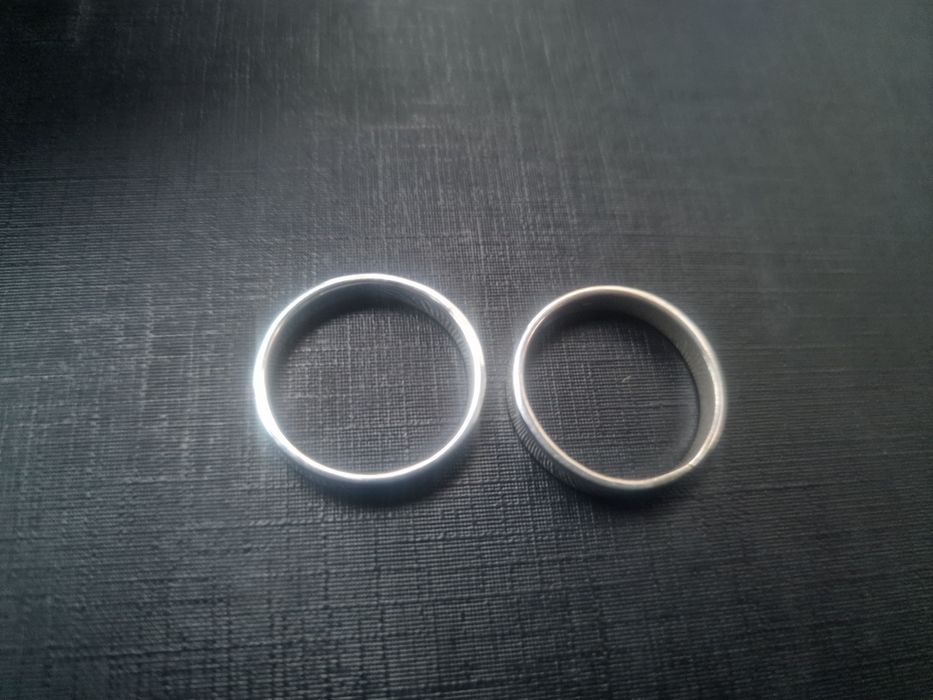 Vând 2 verighete noi argint