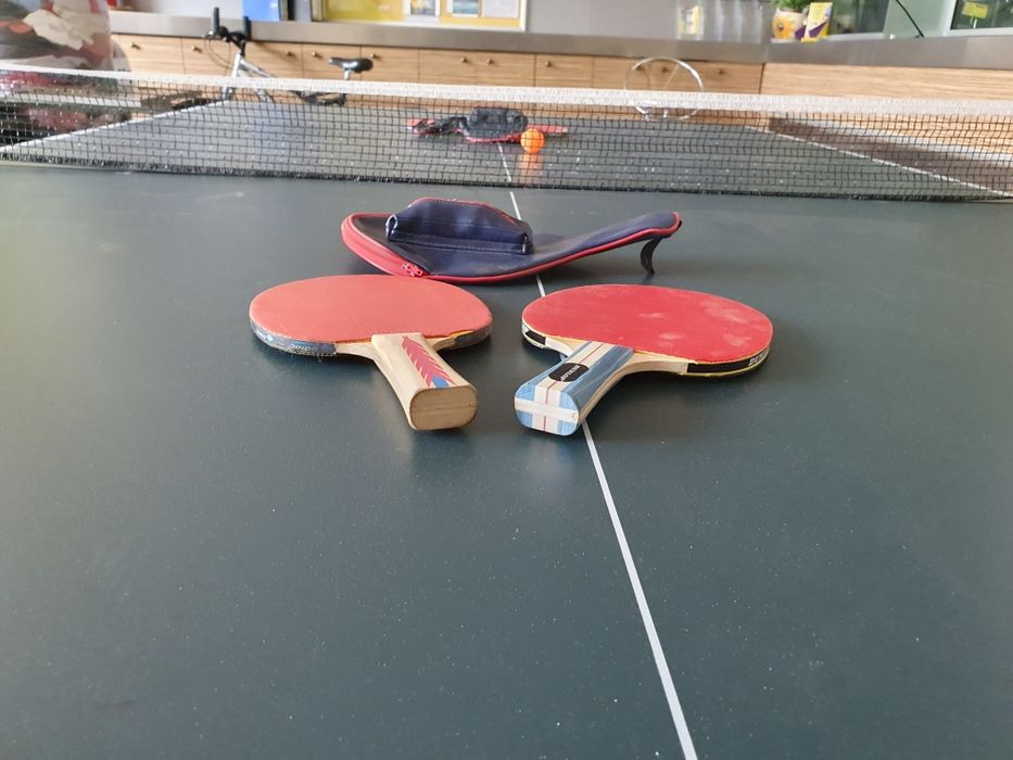 Тенис маса за закрито , без абсолютно никакви следи от употреба .