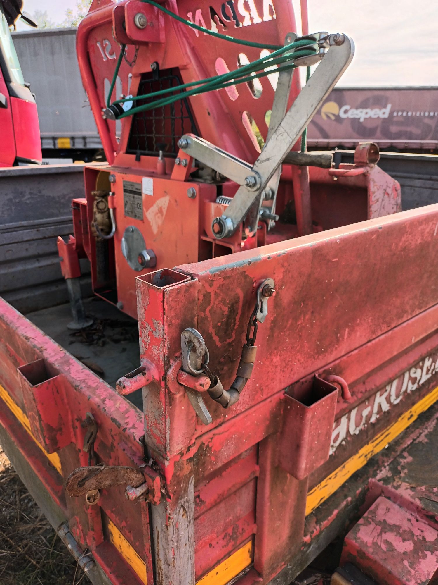 Remorca tractor basculabila