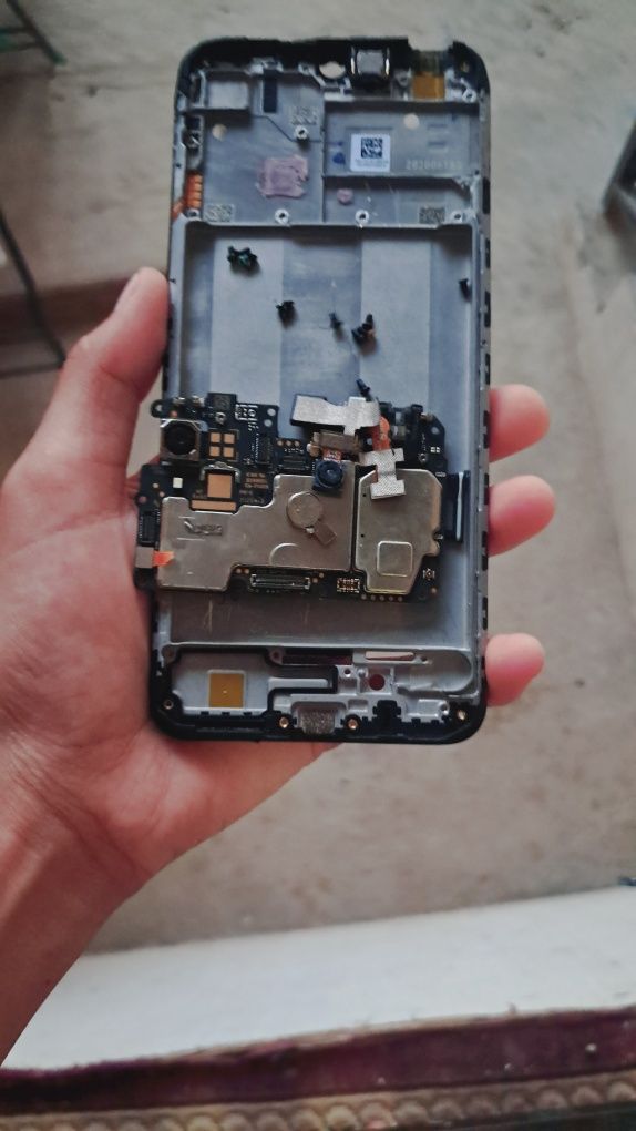 Telefon ichki qismi  mixlari bilan